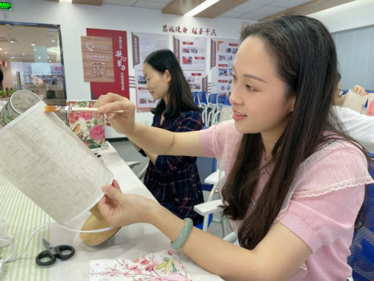 莲塘街道妇联开展执委手工艺术灯饰活动