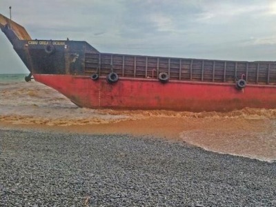 菲律宾一艘货轮搁浅 20名船员失踪
