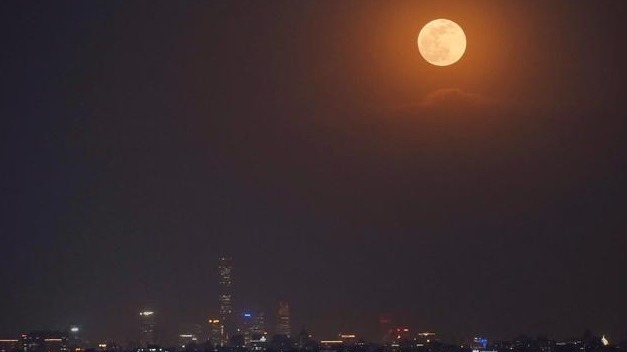 约413.4天才有一次！23：22，记得抬头看月亮