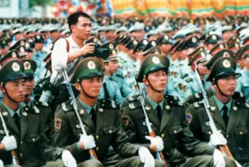 特别关注 | 摩托车轮上抢出来的首发图片 ——20年前拍摄驻港部队进驻香港情景回顾