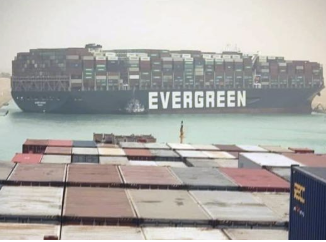 外媒：苏伊士运河货轮搁浅系船长错误操作导致