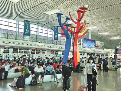 揭阳潮汕机场迎来“五一”出游，热门航线班次加密，至上海日均出发航班达13班