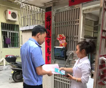 一起“苗苗苗”！凤凰街道网格管理员引导群众接种疫苗  