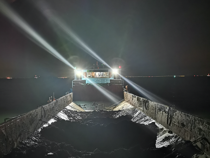 整治海洋倾废专项执法：夜战4小时查涉嫌违法船舶