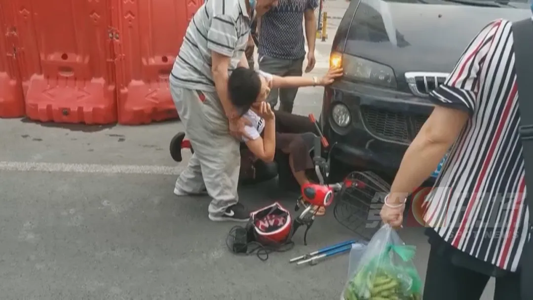 第一现场 | 实拍惊险现场！一声巨响，她“卷”进车底，接下来却发生这一幕……