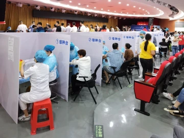 凤凰街道大型临时接种点4小时完成新冠疫苗接种1200人
