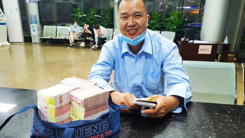 出租车上多了30万元现金，广州“的哥”这样做