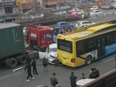哈尔滨一辆重型半挂牵引车连撞21车，已致两人受伤