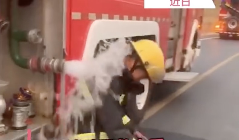 致敬！消防员救火后用余水冲身体降温