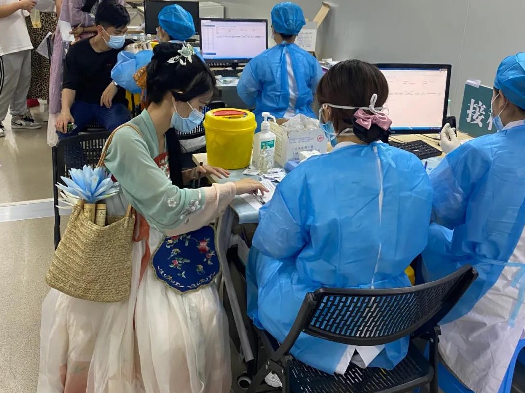 汉服小姐姐“穿越”东门打疫苗？“新冠疫苗老街接种站”喊你来！