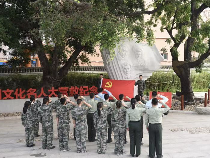 龙华区人武部组织参观大营救纪念馆