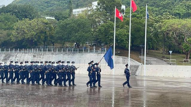 香港警察首次表演中式步操，我在现场看到这些震撼画面