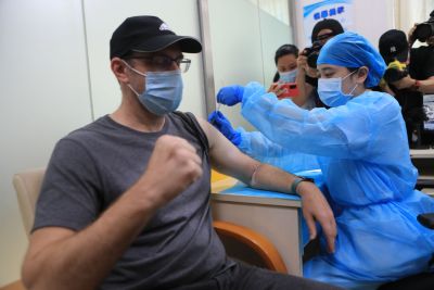 港澳和外籍人士新冠疫苗首日开打！在深香港居民:“终于等到，一大早就过来！”