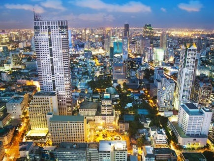 泰国暂关闭41府娱乐场所2周，曼谷市民排长队筛检
