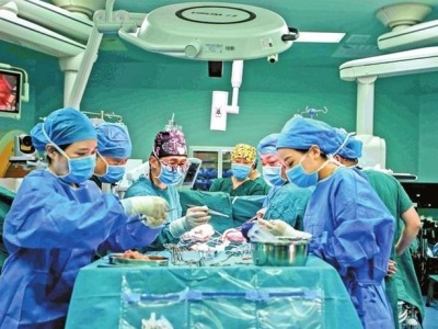 深圳成功实施首例离体肝切除+自体肝移植手术 “掏”出肝脏切完肿瘤再植回体内 