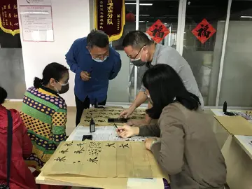 翰墨飘香颂党恩！马峦街道马峦社区开展毛笔兴趣班  