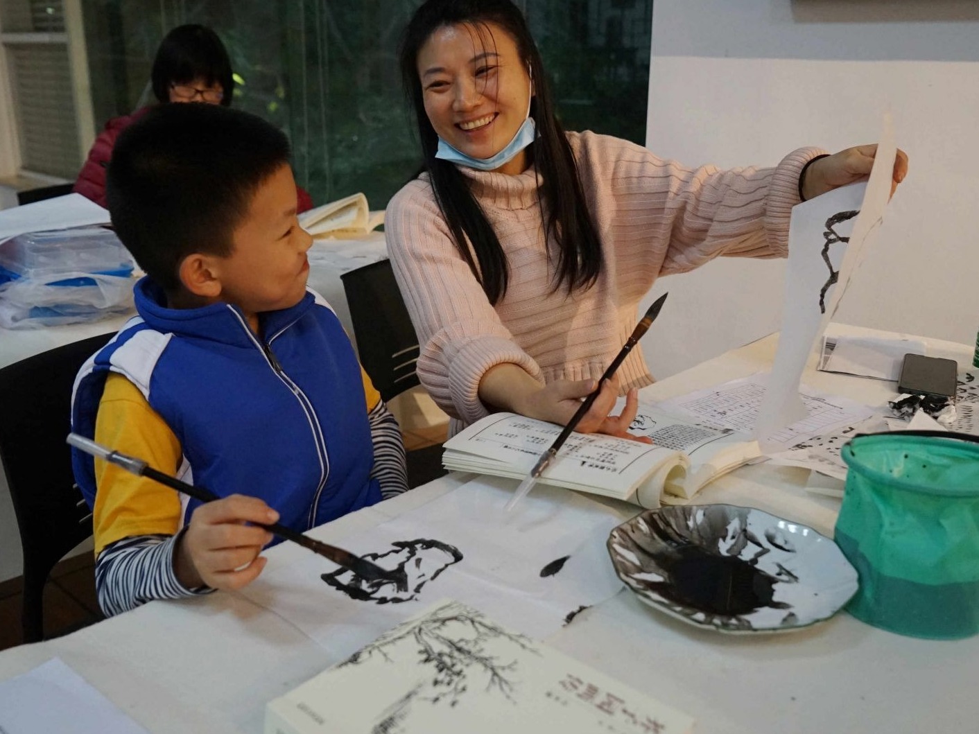 书法载道 水墨传心！大汪山社区民生微实事将书画送到社区  
