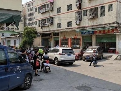 深圳老人带孙子在马路上玩耍，结果被车辆撞飞