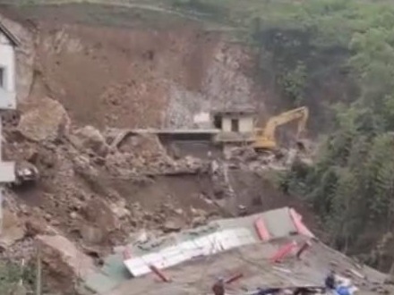 云南昭通市镇雄县发生山体滑坡，已致2人死亡，1人正在救治 