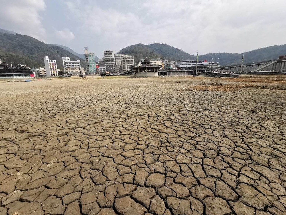 台网友曝光日月潭近照：潭底干枯龟裂成块状