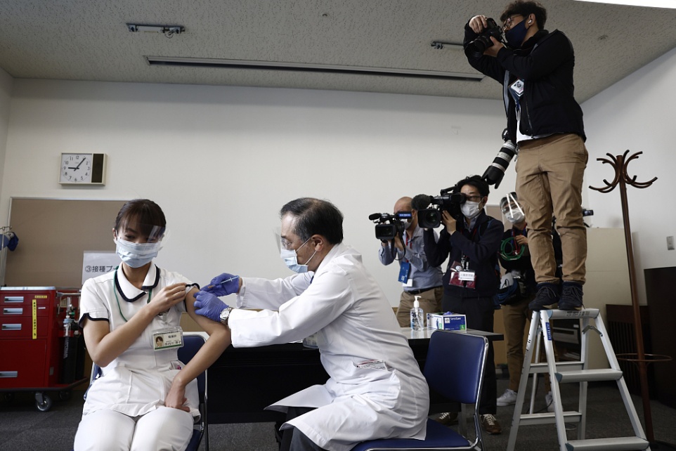 医务人员在日本东京医疗中心接种新冠疫苗（资料图）.png?x-oss-process=style/w10