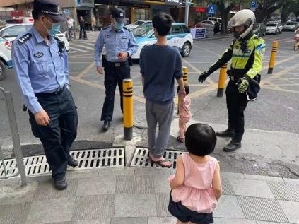 两名幼童在机动车道内玩耍，罗湖交警及时制止并帮忙寻家人