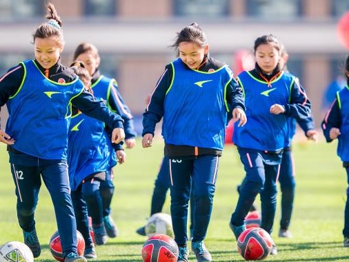 中国女足的“胜利”应在场外：让更多女孩自由地去操场踢球