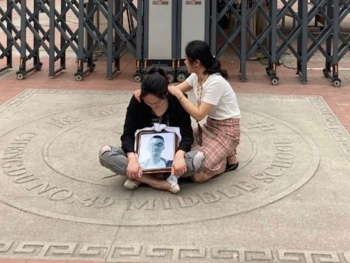 成都坠亡学生母亲回应当地教育局通报：不认同，内容存在疑问