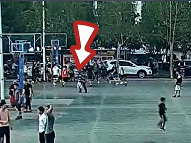 横穿球场被撞伤，老人状告打球学生和学校，法院：不赔！