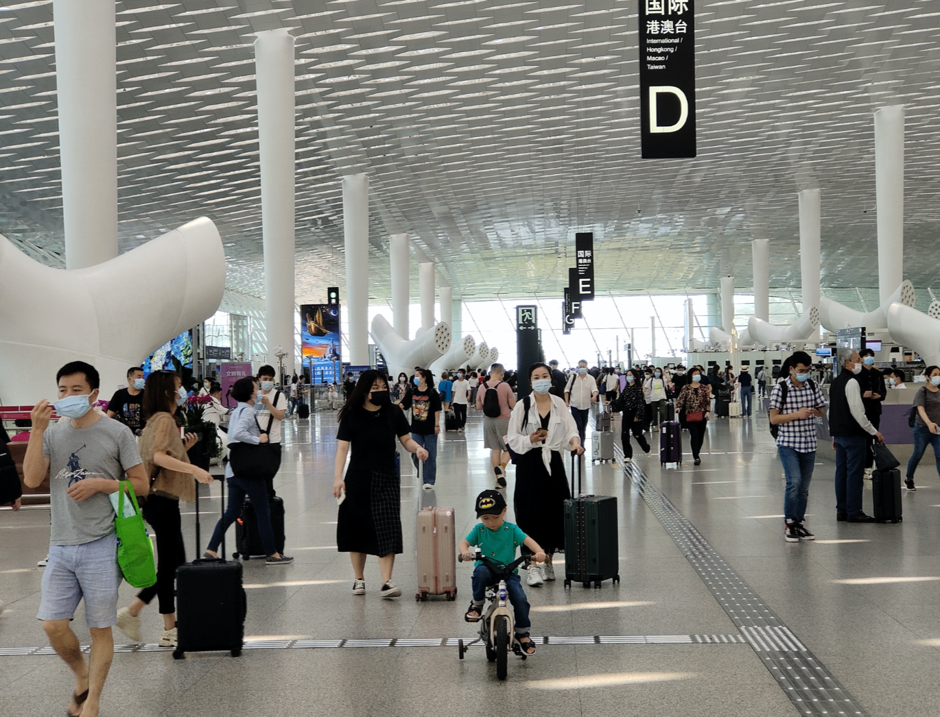 深圳机场五一小长假进出两旺单日客流达1595万人次