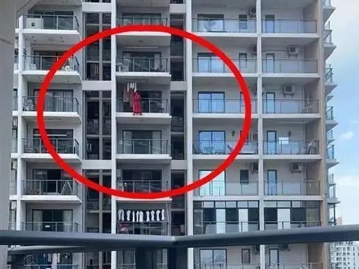 三亚红衣女子坠楼，房子变凶宅能要求赔偿吗？屋内男子又是否涉嫌犯罪？