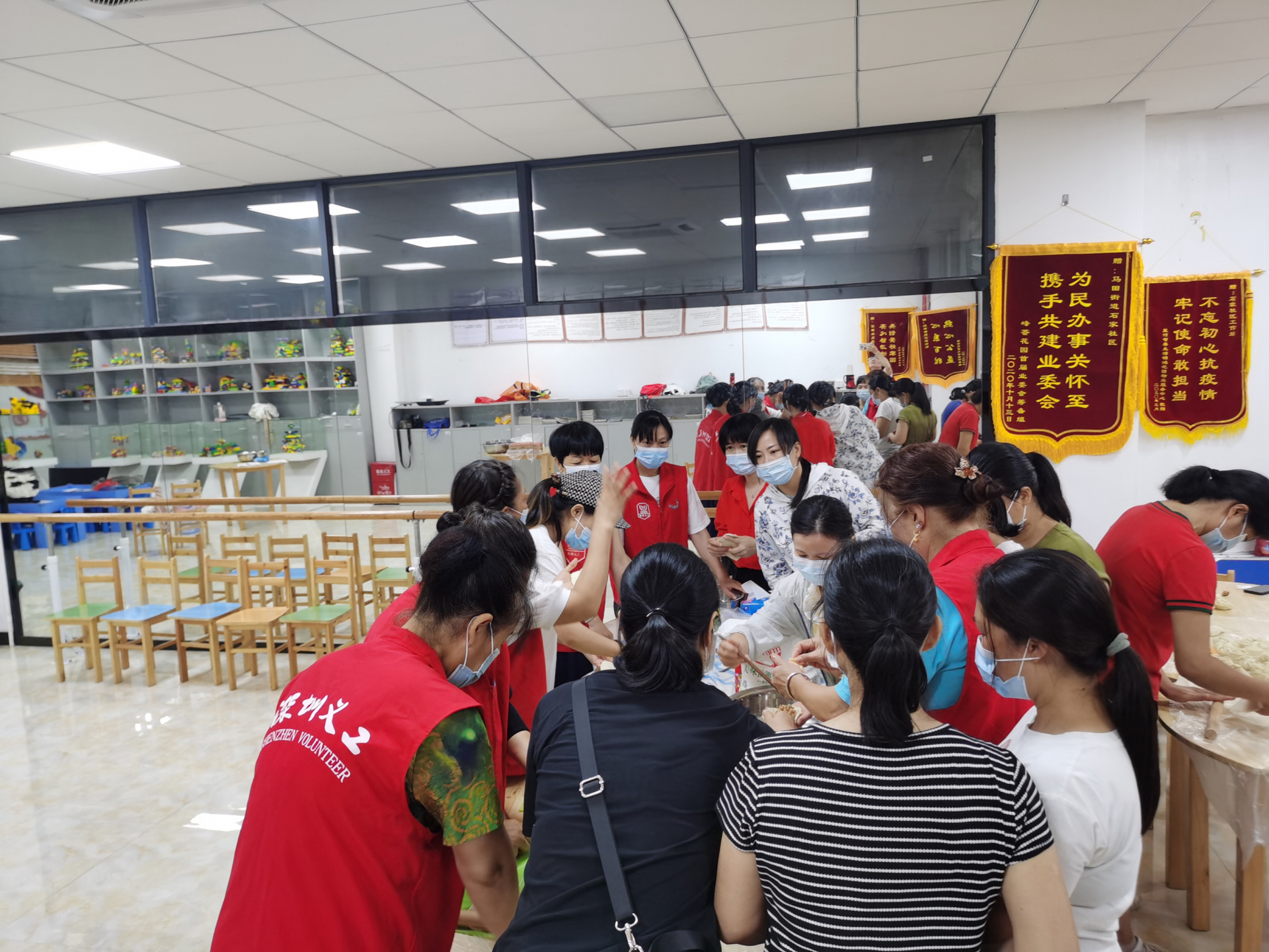 石家社区举办邻里花式糕点DIY活动  