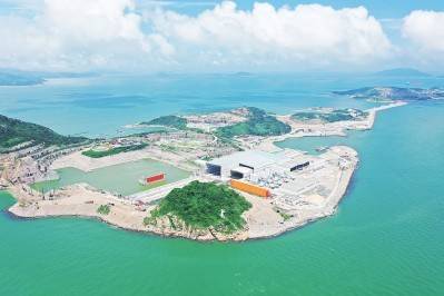 在广东牛头岛上，建成了世界最大的现代化沉管预制厂—珠海牛头岛深中通道沉管预制厂。肖明葵摄/光明图片