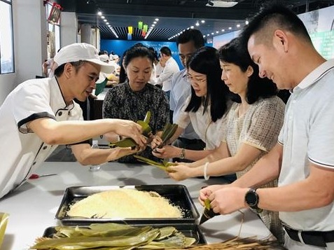 近百企业家体验包粽子 宝安区工商联“探访宝安宝贝”走进百年合成号
