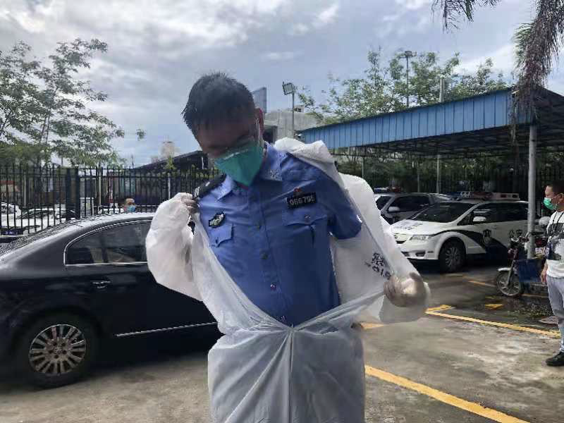 我为群众办实事｜为战疫护航，盐田警察顶风冒雨全力做好疫苗接种点安保工作