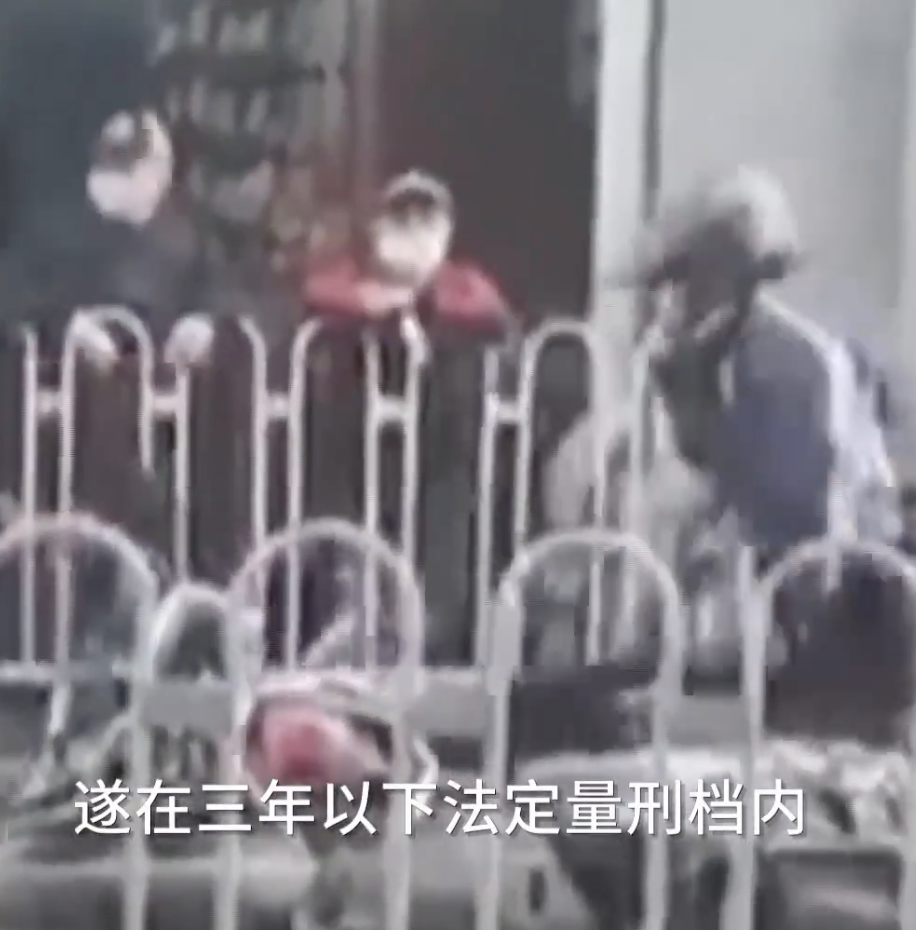 广州一摩托车司机当街暴打辅警