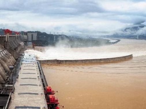 长江流域全面进入汛期，数十条河流现超警洪水