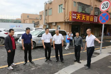 我为群众办实事 | 人大代表进社区 助推解决路面坑洼问题
