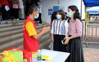 炎炎夏日送清凉 龙城街道团工委慰问疫苗接种一线志愿者