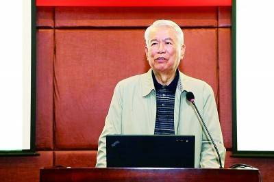 陈克复，男，汉族，1942年生，中共党员，中国工程院院士，现任华南理工大学学术委员会副主任、生物基材料与绿色造纸国家重点实验室学位委员会主任。