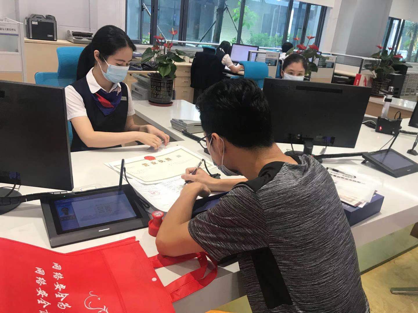 市民点赞大鹏新区智慧行政服务大厅：“停车位足，办事效率高”