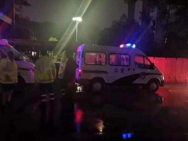 深圳87名游客因暴雨被困阳台山 警方紧急救援