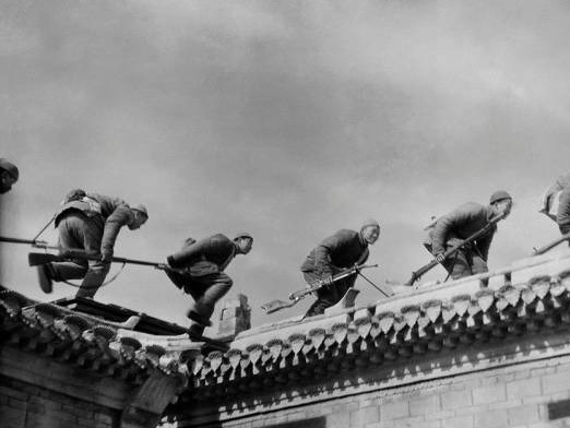 珍贵影像！“地道战”的真实场景，这位广东摄影师用镜头完整记录下来了