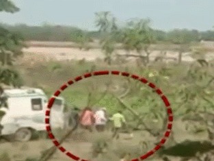 印度医护人员开救护车将新冠患者遗体扔进河，政府下令调查