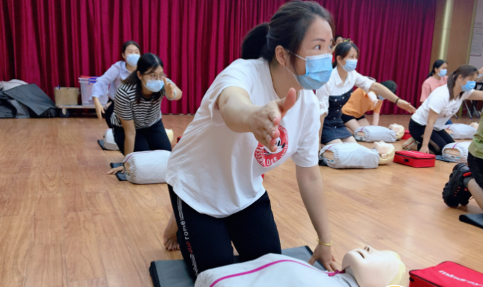 提高社区居民急救能力！吉华三联社区举行AED急救知识技能培训              