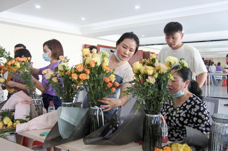 碧岭街道：巾帼心向党，花香送祝福