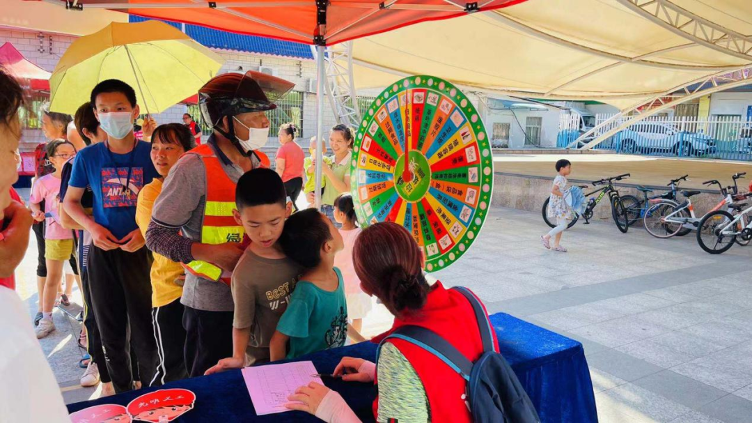 凤凰街道 | 我为群众办实事：周末“大集市”福利多贴人心