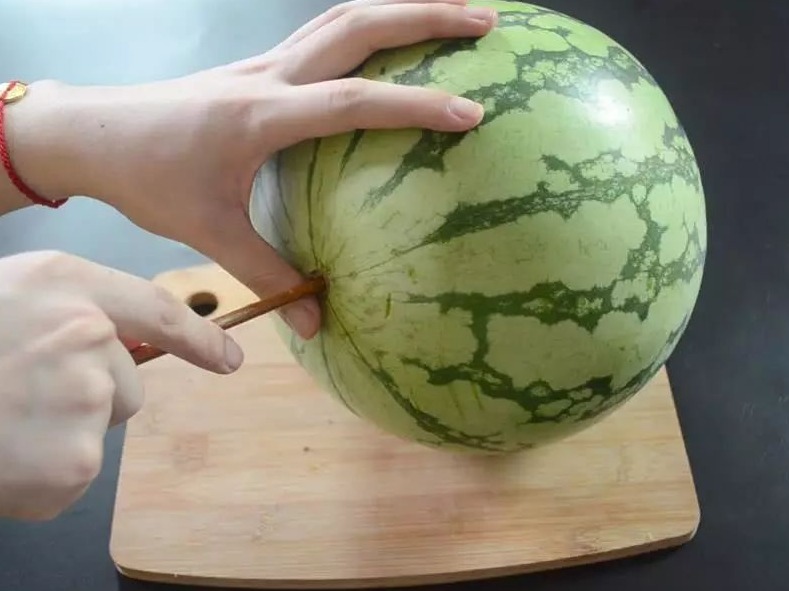 挑西瓜时别再用手拍了，教你个方法，保证皮薄汁多还很甜