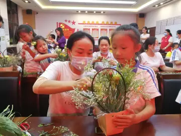 我为群众办实事 | 塘家社区组织亲子开展插花活动欢庆母亲节