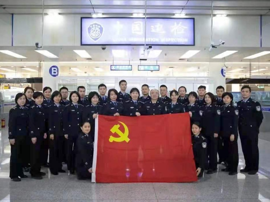 皇岗边检执勤十三队获评“全国公安机关成绩突出集体”